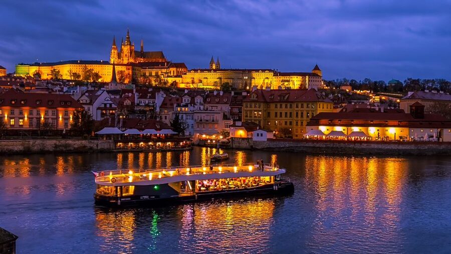 Prague: 50-Minute Sightseeing Evening Cruise - Kampa Island and the quieter river edge