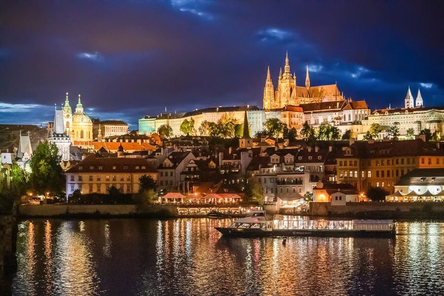 Prague: 50-Minute Sightseeing Evening Cruise - Open deck or indoor cabin?