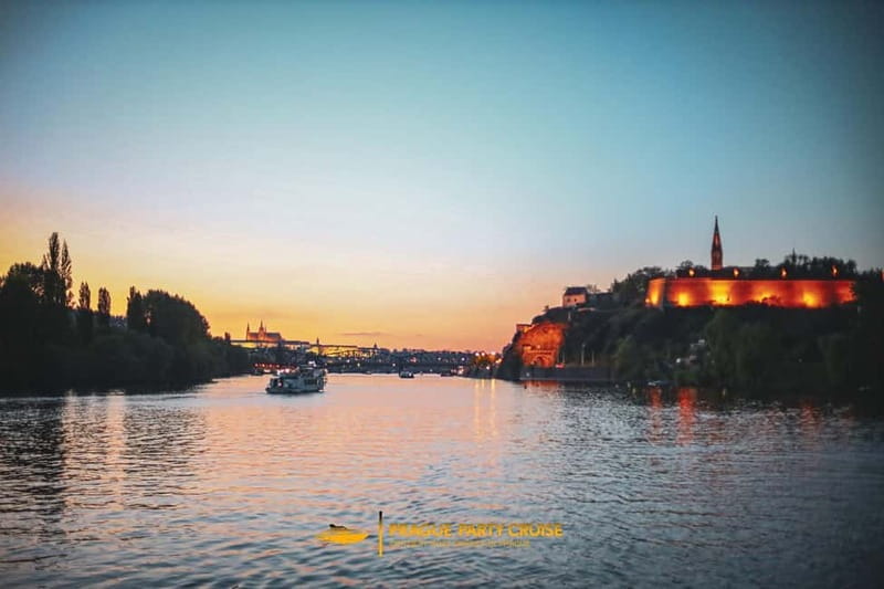 Prague : Boat Party with Afterparty at EPIC - Prague Castle in the Evening Light