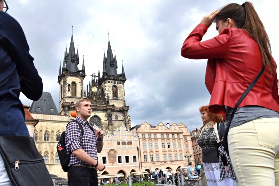 Prague: Castle and Jewish Quarter Tour with Cruise and Lunch - A Czech lunch that breaks up the sightseeing