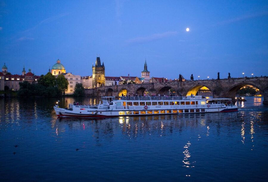 Prague: City Tour and Dinner Cruise with Hotel Pickup - Should you book it?