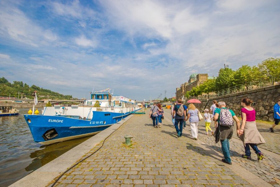 Prague: Guided Bus & Walking Tour with River Cruise & Lunch - What the guide adds to the experience