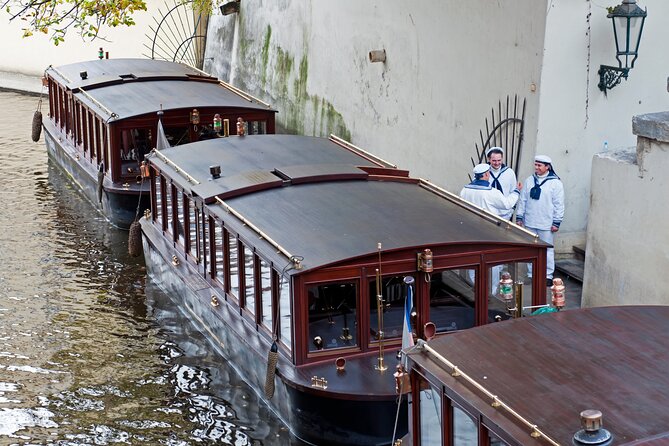 Prague Guided Walking Tour and Cruise with Authentic Czech Lunch - Prague Castle and the royal past