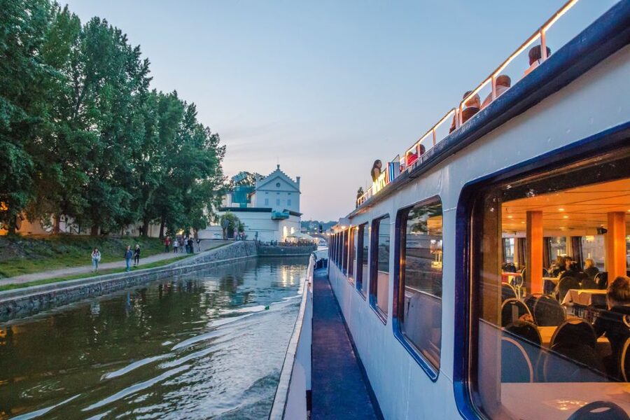 Prague: Sightseeing Boat Cruise with Buffet Dinner - Pier 17: arrive early for a smooth start