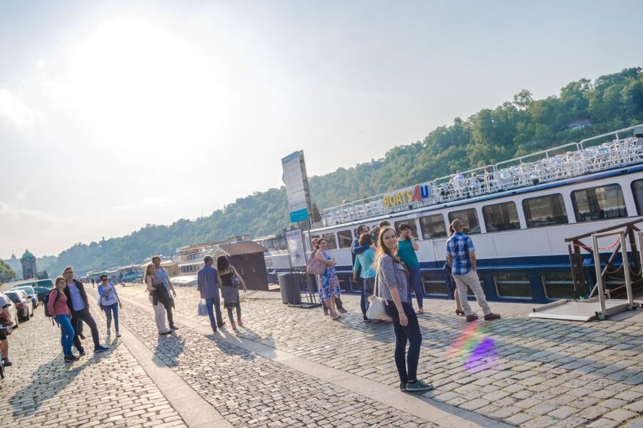 Prague: Sightseeing Boat Cruise with Buffet Dinner - The Dancing House and modern Prague