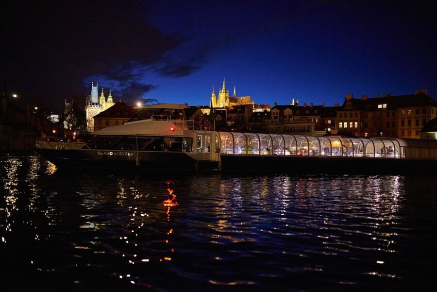 Prague: Sightseeing Dinner Cruise on Open-Top Glass Boat - Petrin Hill and Old Town from the Vltava