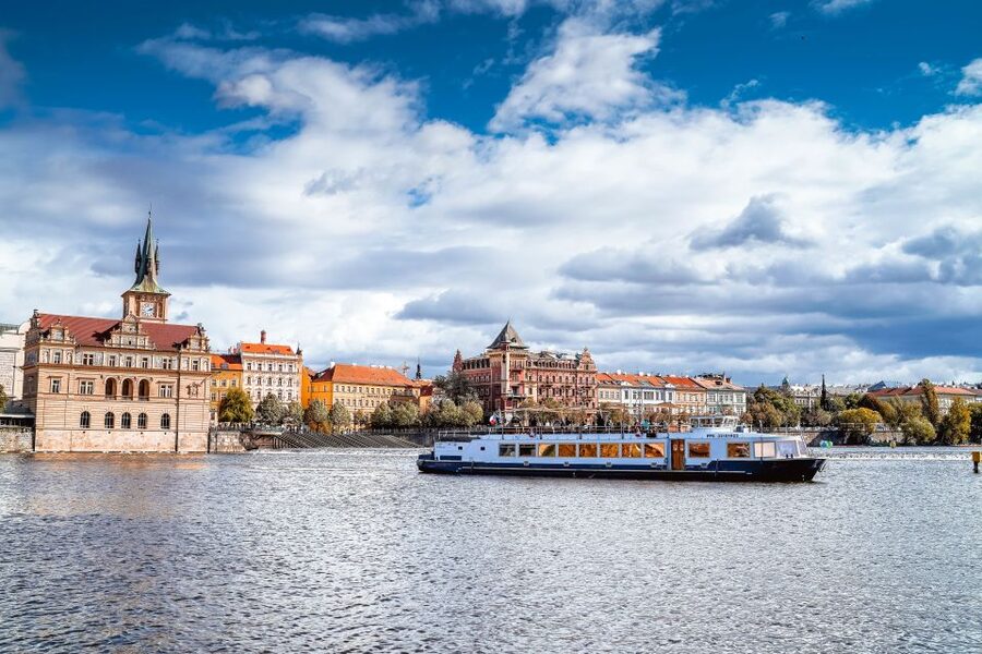 Prague: Vltava River Sightseeing Cruise - Choosing your seat and handling the weather