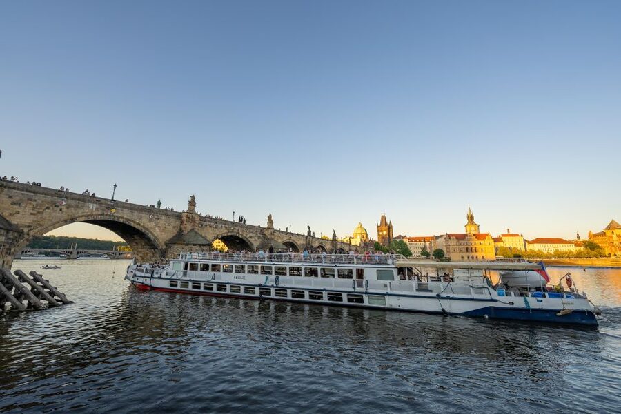Prague: Vltava River Sightseeing Cruise - Food, drinks, and service on board