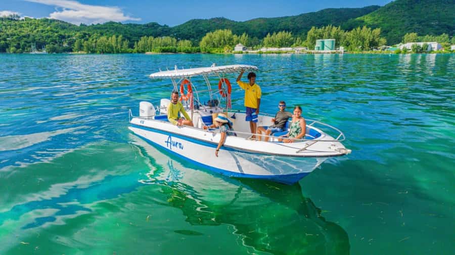 Praslin: Curieuse & St-Pierre Boat Adventure with Snorkeling - Meeting the giant tortoises at Laraie Bay