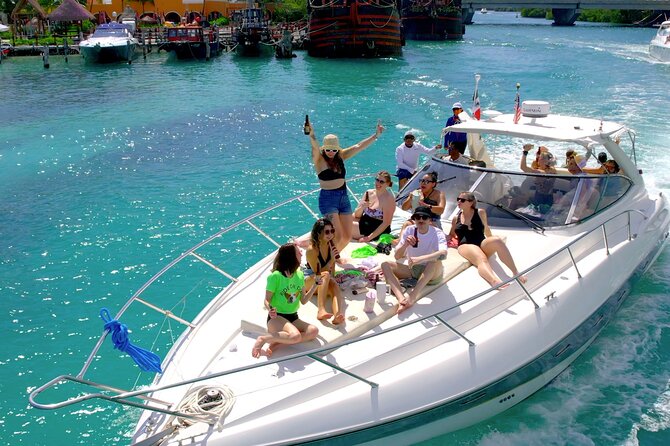 Private Premium Yacht 46FT Rental in Cancún - The yacht itself: comfortable, but not brand-new