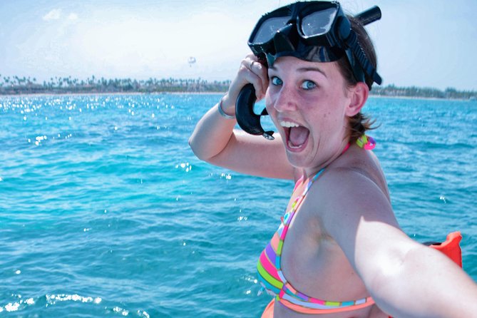 Punta Cana Combo Tour: Snorkeling, Catamaran Cruise & Parasailing - Reaching the beach and boarding the boats