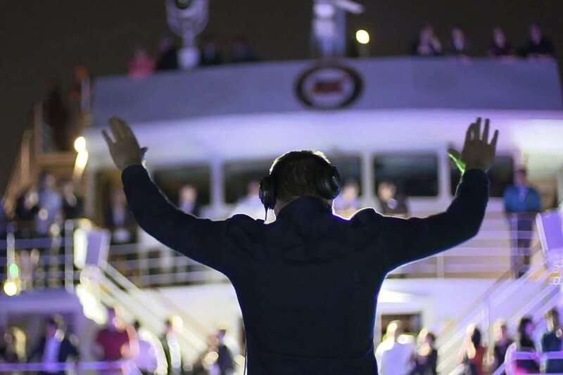 Québec City: Evening Cruise with Live DJ - Why this cruise works so well at night