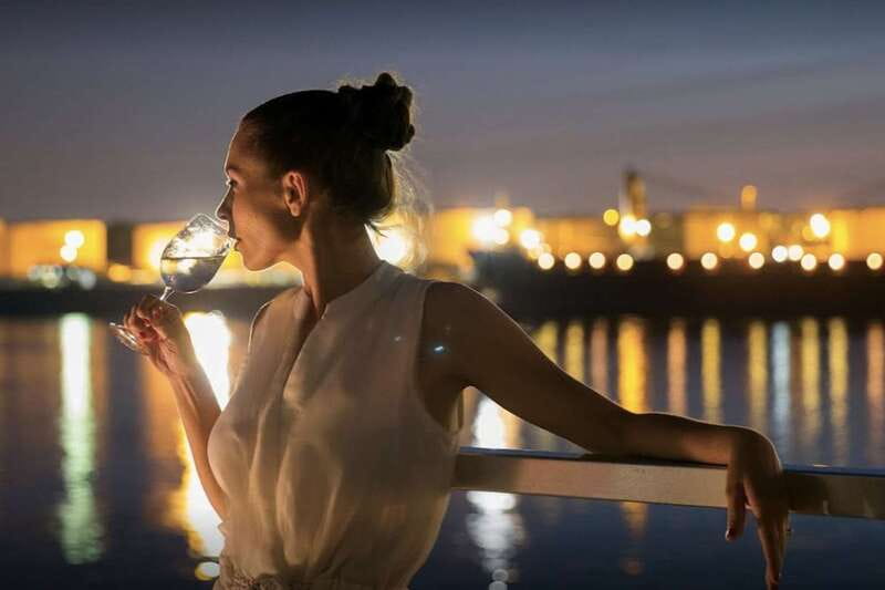 Québec City: Evening Cruise with Live DJ - Who should book this Québec City cruise?