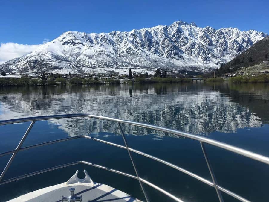 Queenstown: Lake Wakatipu Scenic Cruise - Leaving Queenstown from the main jetty