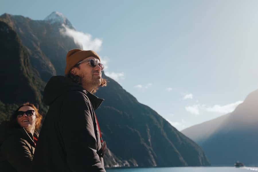 Queenstown: Milford Sound Flight and Cruise - Seals, penguins, and dolphins on the water