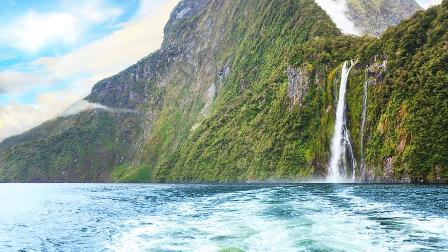 Queenstown: Milford Sound Small-Group Tour w Cruise & Lunch - Te Anau: the practical halfway break