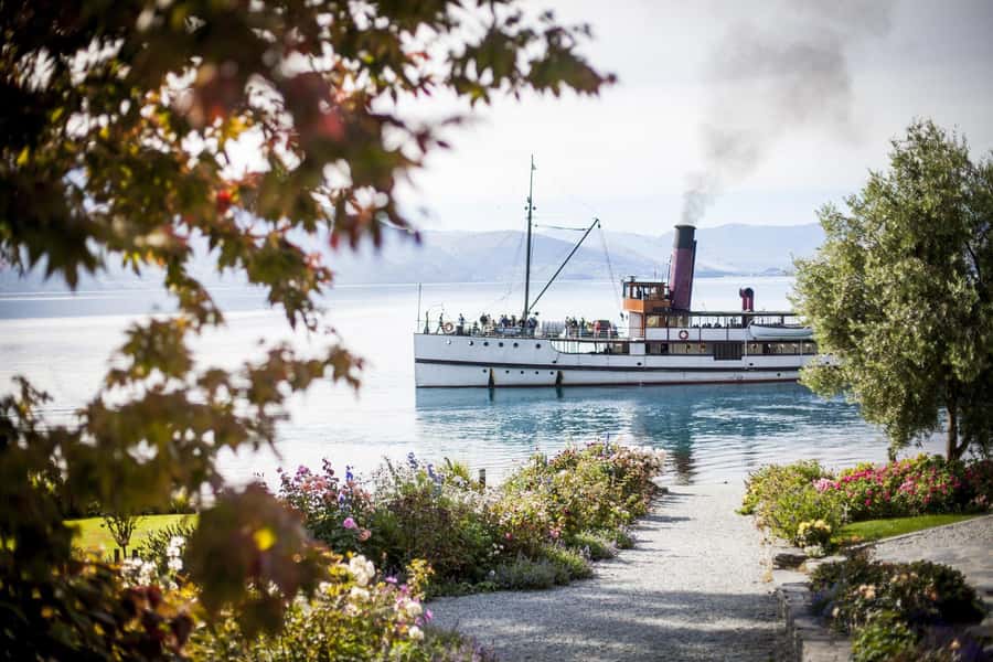 Queenstown: Walter Peak Gourmet BBQ & Lake Whakatipu Cruise - Leaving Steamer Wharf for Lake Whakatipu