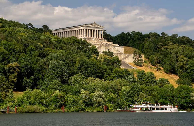 Regensburg: Klinger's Sightseeing Boat Tour to Walhalla - Cruising from Regensburg toward Donaustauf