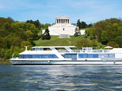 Regensburg: Sightseeing Boat Tour to Walhalla