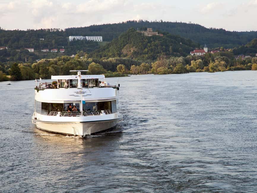 Regensburg: Sightseeing Boat Tour to Walhalla - Food, drinks, and onboard service
