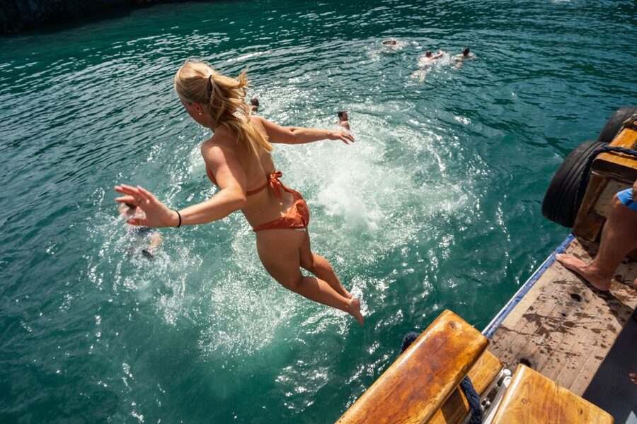 Santorini: Volcanic Islands Cruise with Hot Springs Visit - What this Santorini volcano cruise really includes