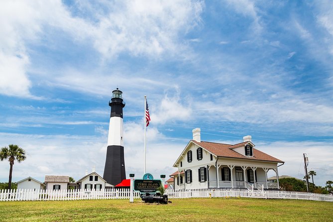 Savannah to Tybee Island with Dolphin Cruise - What the guides add to the experience
