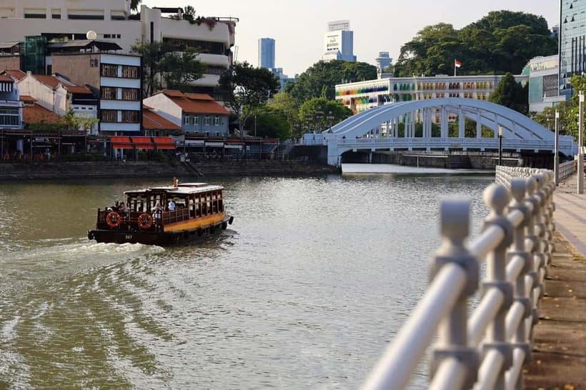 Singapore River Cruise, Garden Rhapsody & Spectra by CYT - What the guides add to the evening