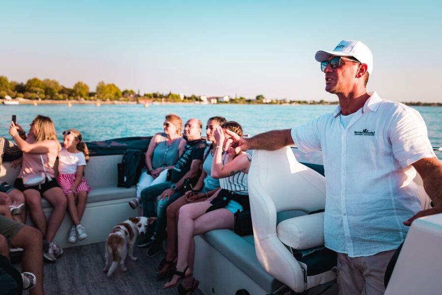 Sirmione: 25 Minute Boat Cruise around the Peninsula - Finding the boat at Piazzale Porto
