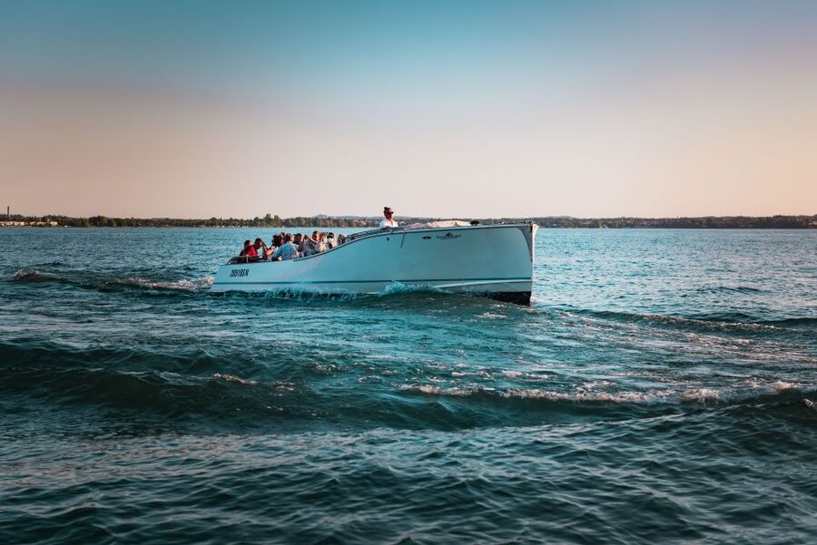 Sirmione: 25 Minute Boat Cruise around the Peninsula - Choosing the best seat for photographs