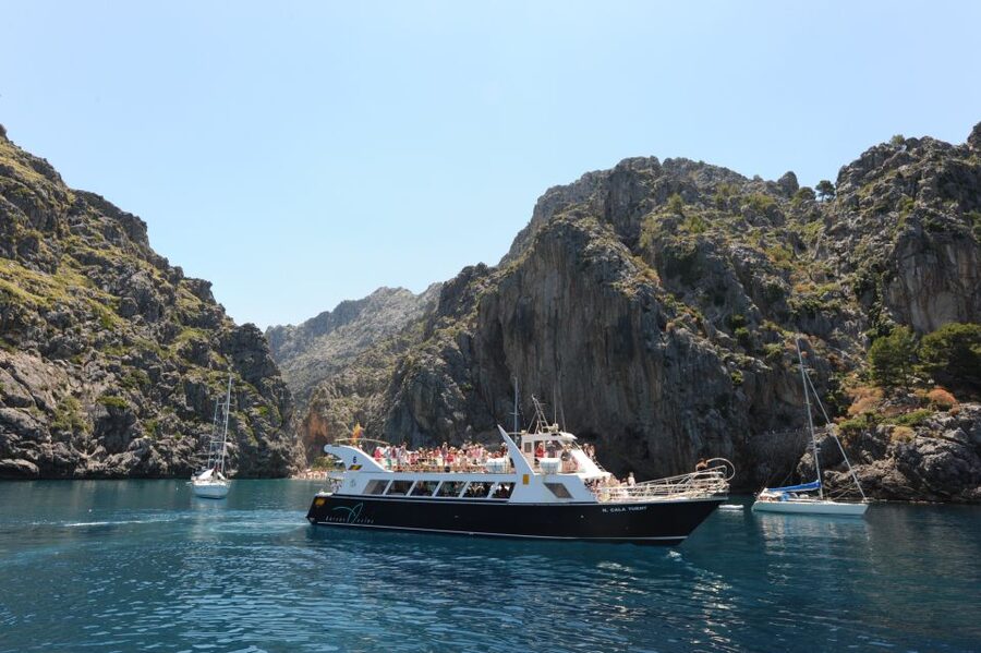 Sóller: Boat Trip to Sa Calobra and Torrent de Pareis - Walking through the tunnels to the Torrent de Pareis