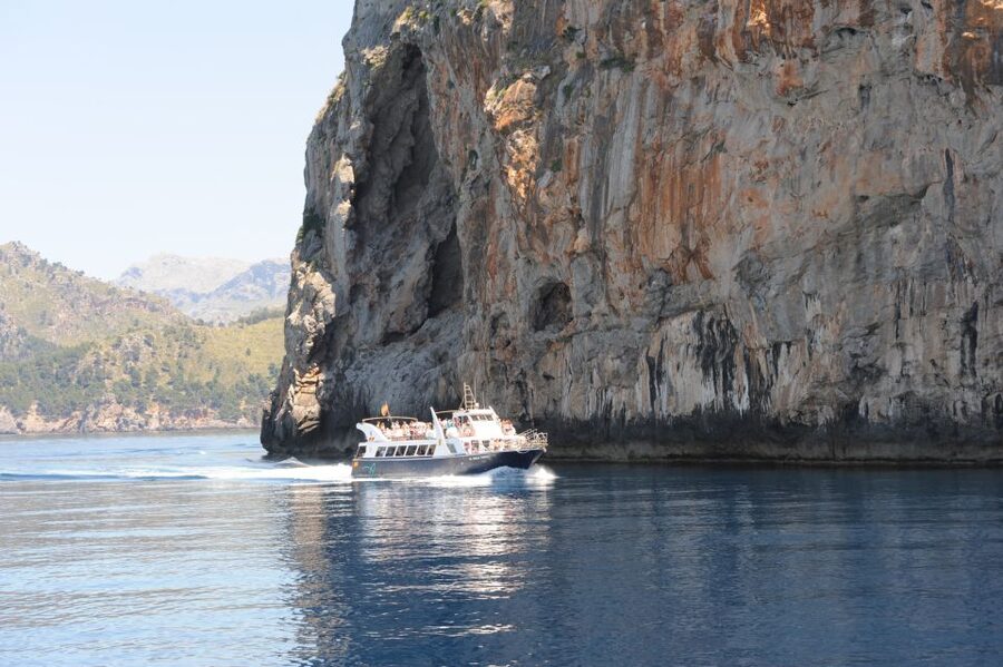 Sóller: Boat Trip to Sa Calobra and Torrent de Pareis - Arriving at Sa Calobra’s clear-water bay