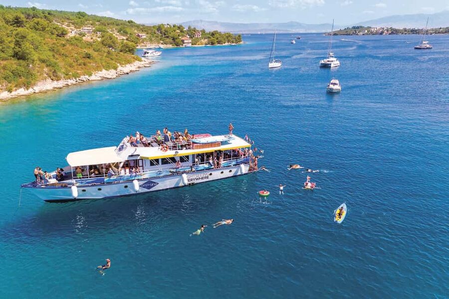 Split: Blue Lagoon 3 Islands All-Inclusive Cruise with Lunch - Maslinica on Šolta adds a village stop