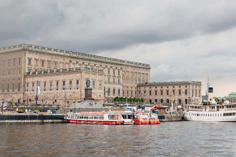 Stockholm: Highlights Boat Tour - Café, toilets, and the 135-minute schedule