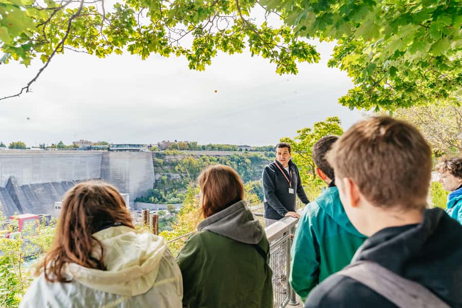 Toronto: Falls Day Tour with Boat Cruise & Niagara-the-Lake - Skylon Tower in the colder months