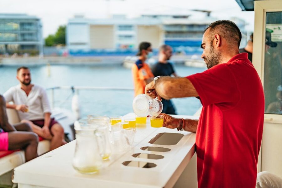 Valencia: Sunset or Daytime Catamaran Cruise with Drink - What kind of sightseeing should you expect?