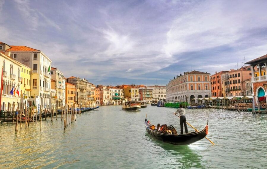 Venice: Private Gondola Cruise for up to 5 Passengers - Key points to know before you book