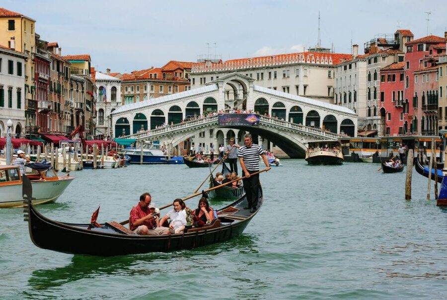 Venice: Private Gondola Cruise for up to 5 Passengers - A gondola ride that puts privacy first