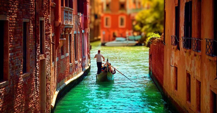 Venice: Private Gondola Cruise for up to 5 Passengers - Daylight, evening, and New Year’s morning