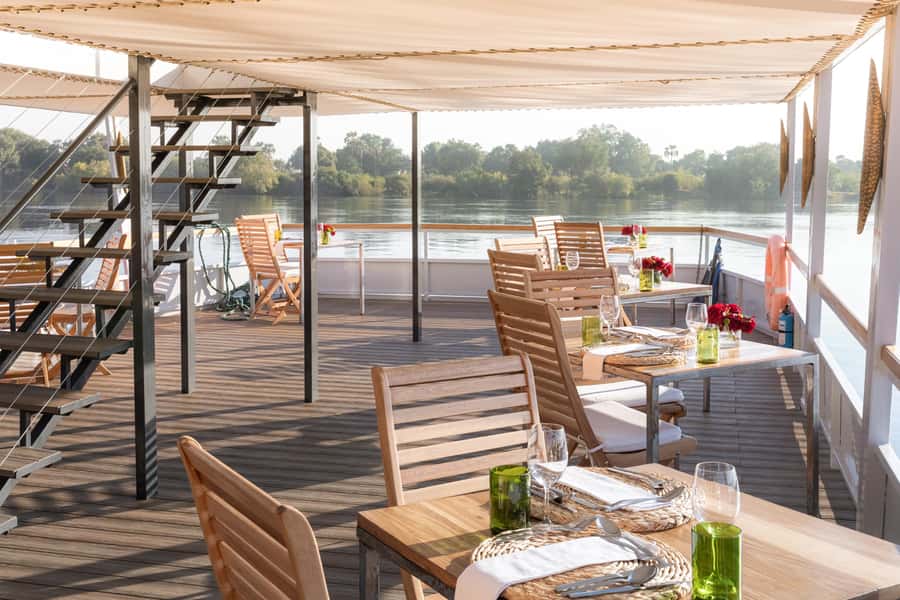 Victoria Falls: Dinner Cruise on the Zambezi River - Mosquitoes, temperature, and other small realities