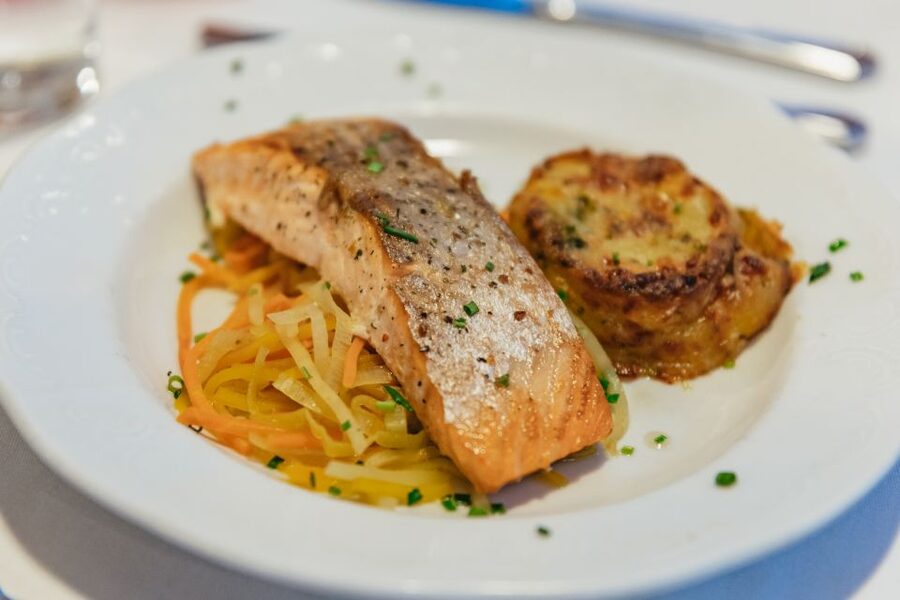 Vienna: 3-Course Evening Dinner Cruise - Service, seating, and the onboard mood