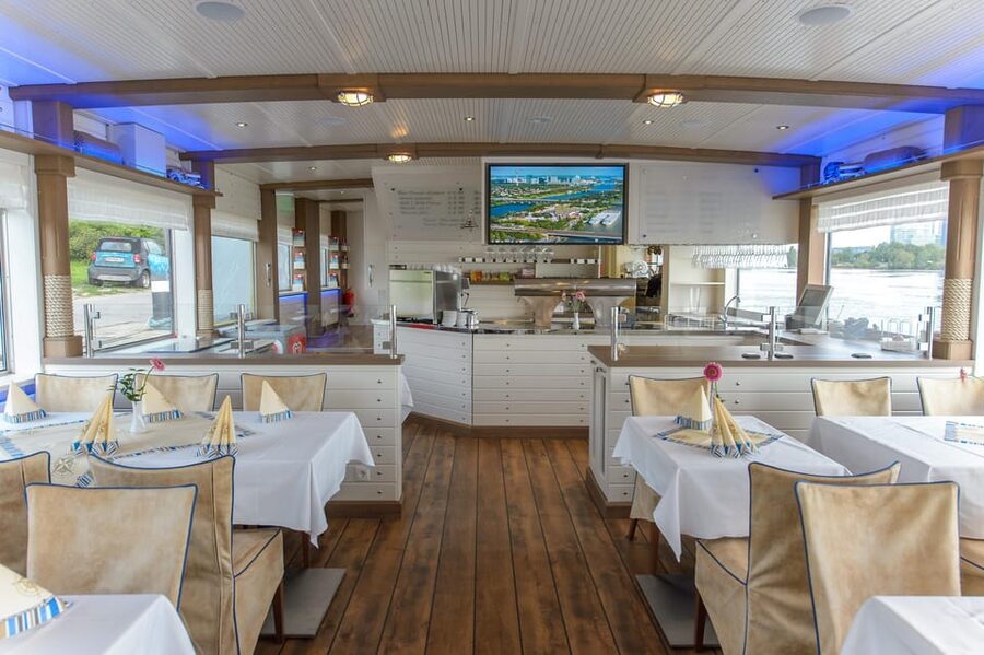 Vienna: City Cruise - Indoor comfort, outdoor views, and seating strategy