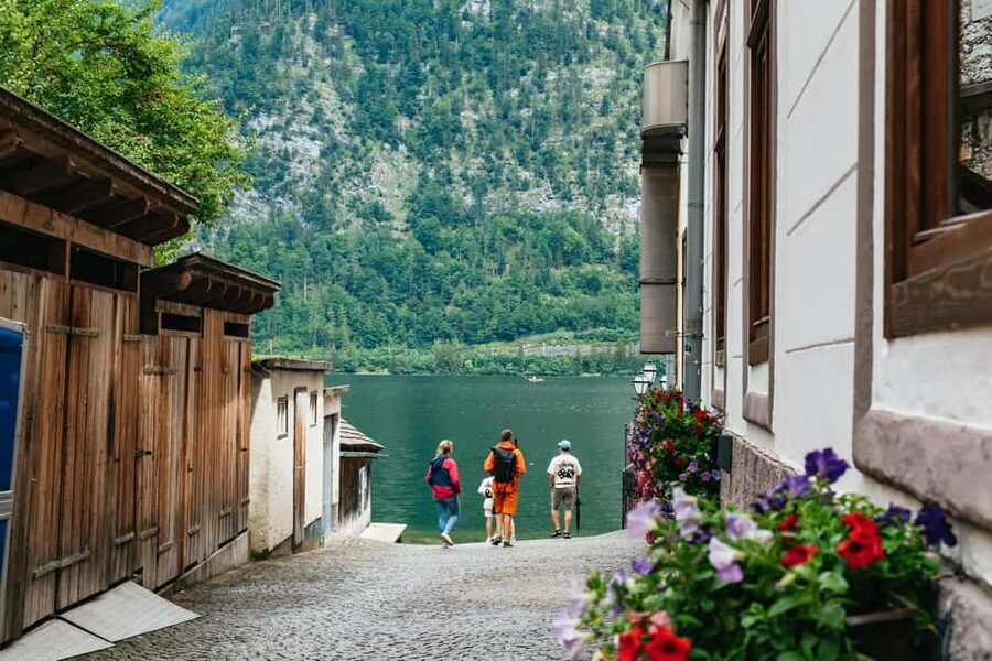 Vienna: Hallstatt Day Trip with Boat Ride Option - Reaching Hallstatt by the lake