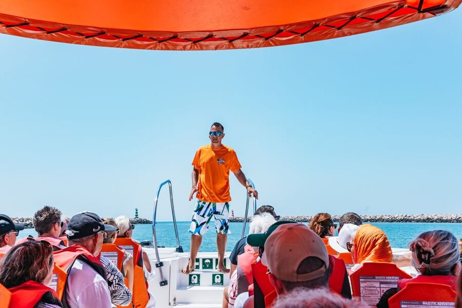 Vilamoura: Benagil Cave Boat Tour with Entry&Dolphin search - Searching for wild dolphins on the return