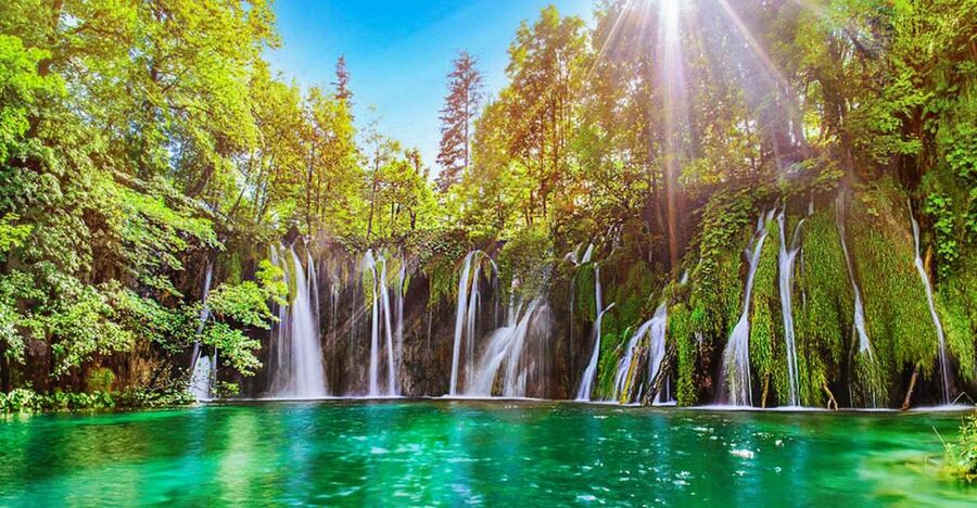 Zadar: Plitvice Lakes with Boat Ride and Zadar Old Town Tour - Walking the upper and lower waterfalls